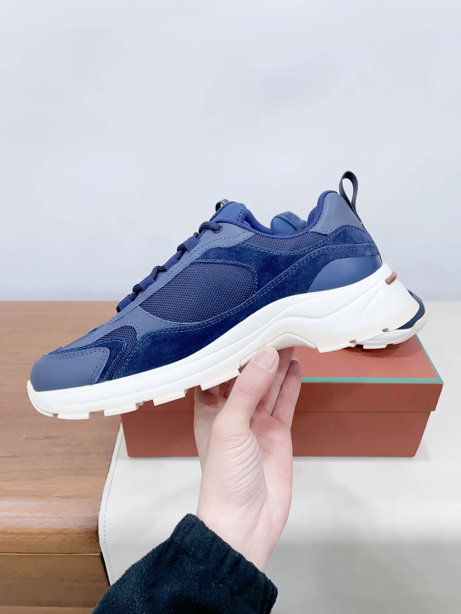 👟👟Ex-factory price 620👟👟 (Male +10) LP's new product Loro Pian* ✅Cairn Walk couple's sneakers dad shoes Official price RMB¥ ¥ 8,200 This urban style-inspired sneaker fits the foot comfortably. Cowhide and suede panels add a refined texture to the sleek silhouette, while soft padding follows every contour, making it the ideal companion for urban adventures or casual weekend getaways. The light and soft soles are designed with complex and fine carved textures and have excellent performance. 𝙎𝙞𝙯𝙚: 35-40 women, 39-45 men (40 women and 45 men are custom-made and cannot be returned or exchanged) The ultimate cost-effectiveness leaves the factory, no negotiation.
